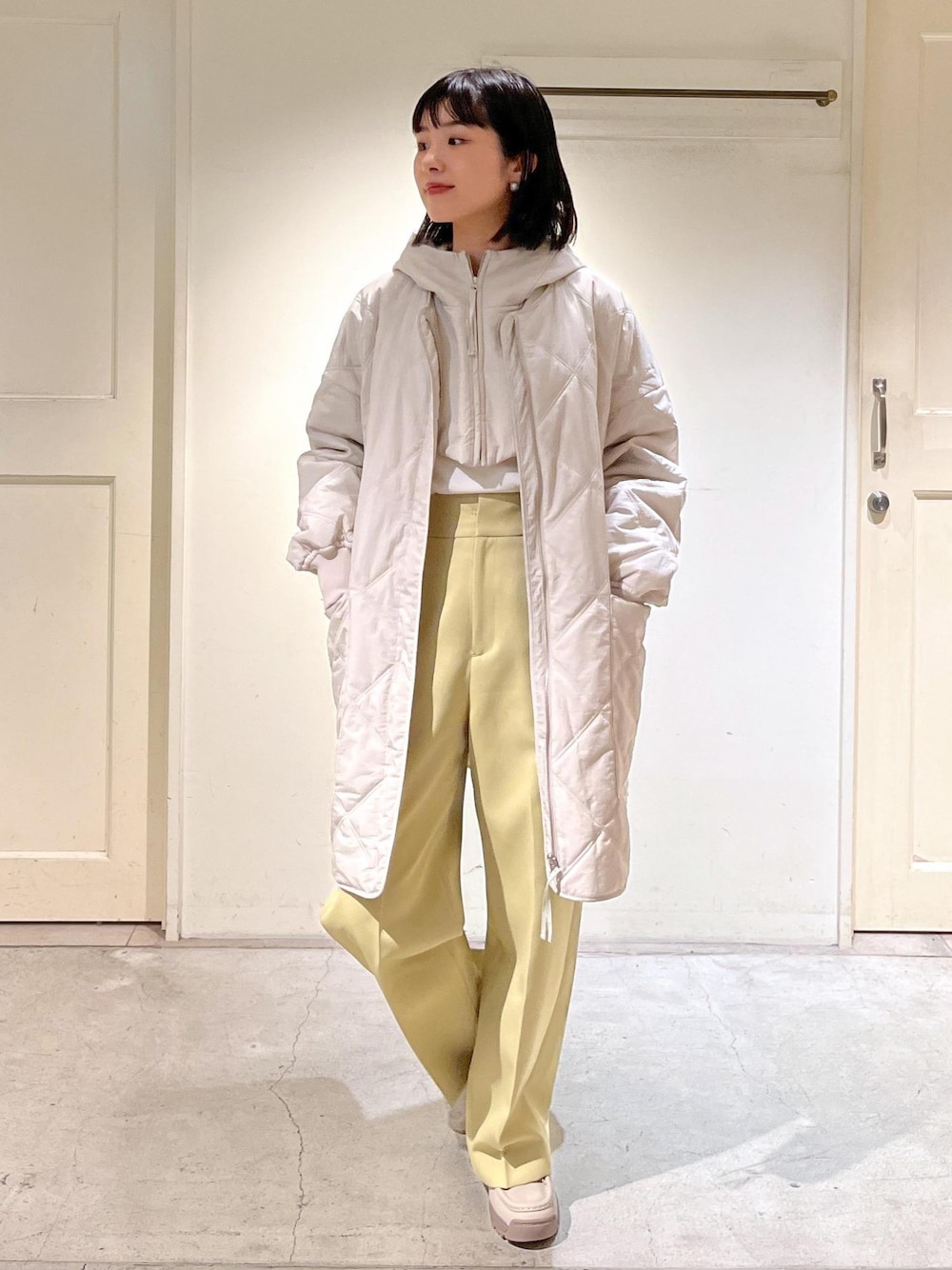 「バラクラバ、ベロア、MOONSTAR、810s、ホワイト、コート、キルティング、パンツ、イエロー、ハイウエスト、サロンアダムエロペ、SALON adam et ropé、23AW Outer、低身長、骨格ウェーブ」｜「SALON adam et rope'の【撥水機能付き】バラクラバセットキルティングブルゾン/テントコート（ブルゾン、グレー系）」を使った、michiruさん（レディース・156cm）の秋コーディネートの1枚目の写真