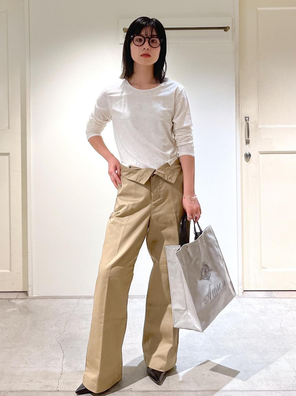 「新作、2way、クラッシュベロア、ロンT、Americana for SALON、Americana、TEMBEA×Americana×SALON、TEMBEA、ポシェット、グレー、ホワイト、プルオーバー、長袖、Tシャツ、ベージュ」｜「SALON adam et rope'のクラッシュベロア2WAYロングスリーブTシャツ【セットアップ対応・洗える】（Tシャツ/カットソー、ホワイト系）」を使った、michiruさん（レディース・156cm）の秋コーディネートの1枚目の写真