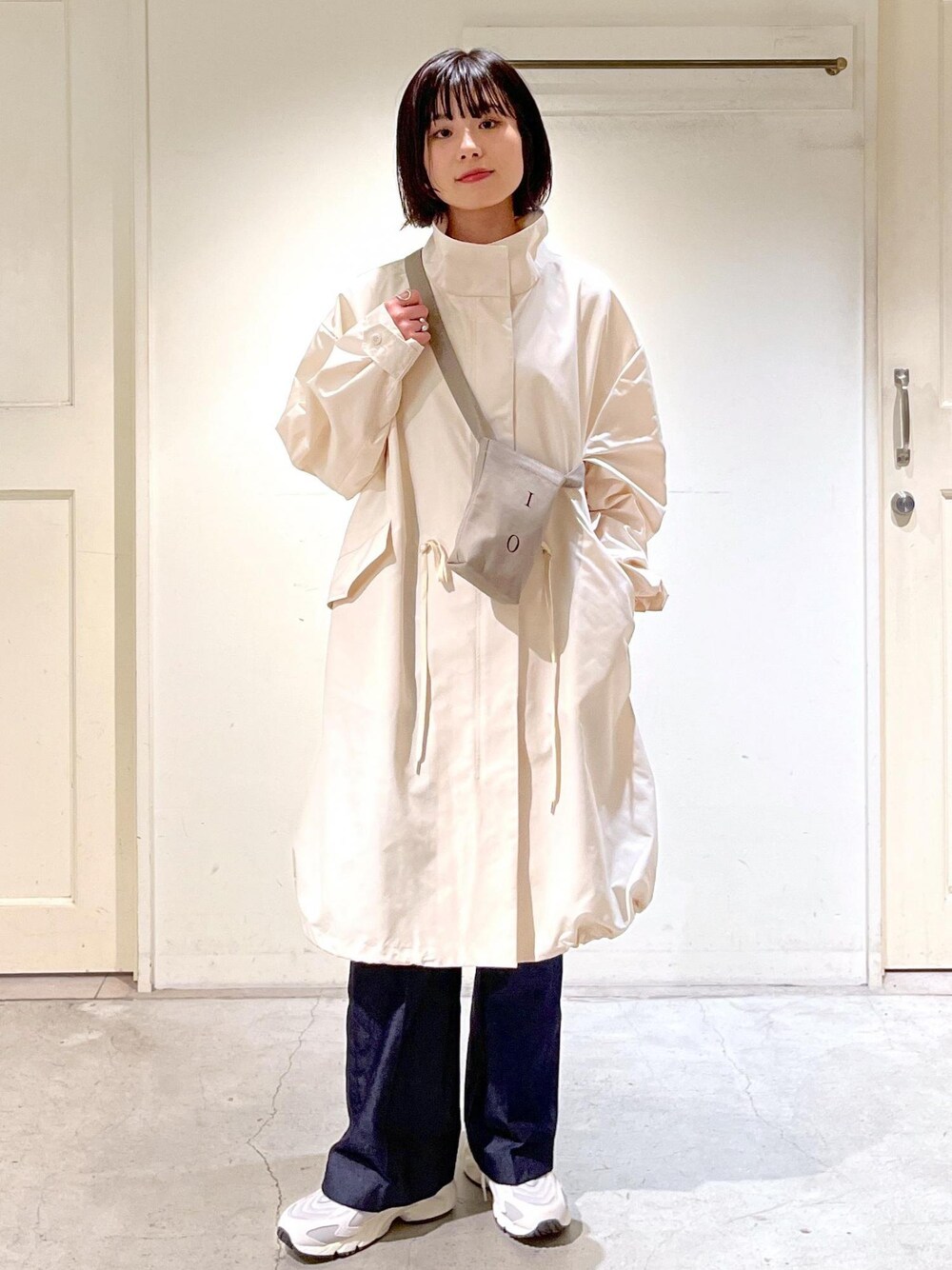 「コート、スニーカー、New Balance、ニューバランス、キナリ、ノベルティ、サコッシュ、カーキ、NOVELTY、春アウター、ホワイト、パンツ、サロンアダムエロペ、SALON adam et ropé、24SS春の新作」｜「SALON adam et rope'のコットンライクスタイルアップワイドパンツ【洗える】[XS-Mサイズ展開]（その他パンツ、ブルー系）」を使った、michiruさん（レディース・156cm）の春コーディネートの1枚目の写真