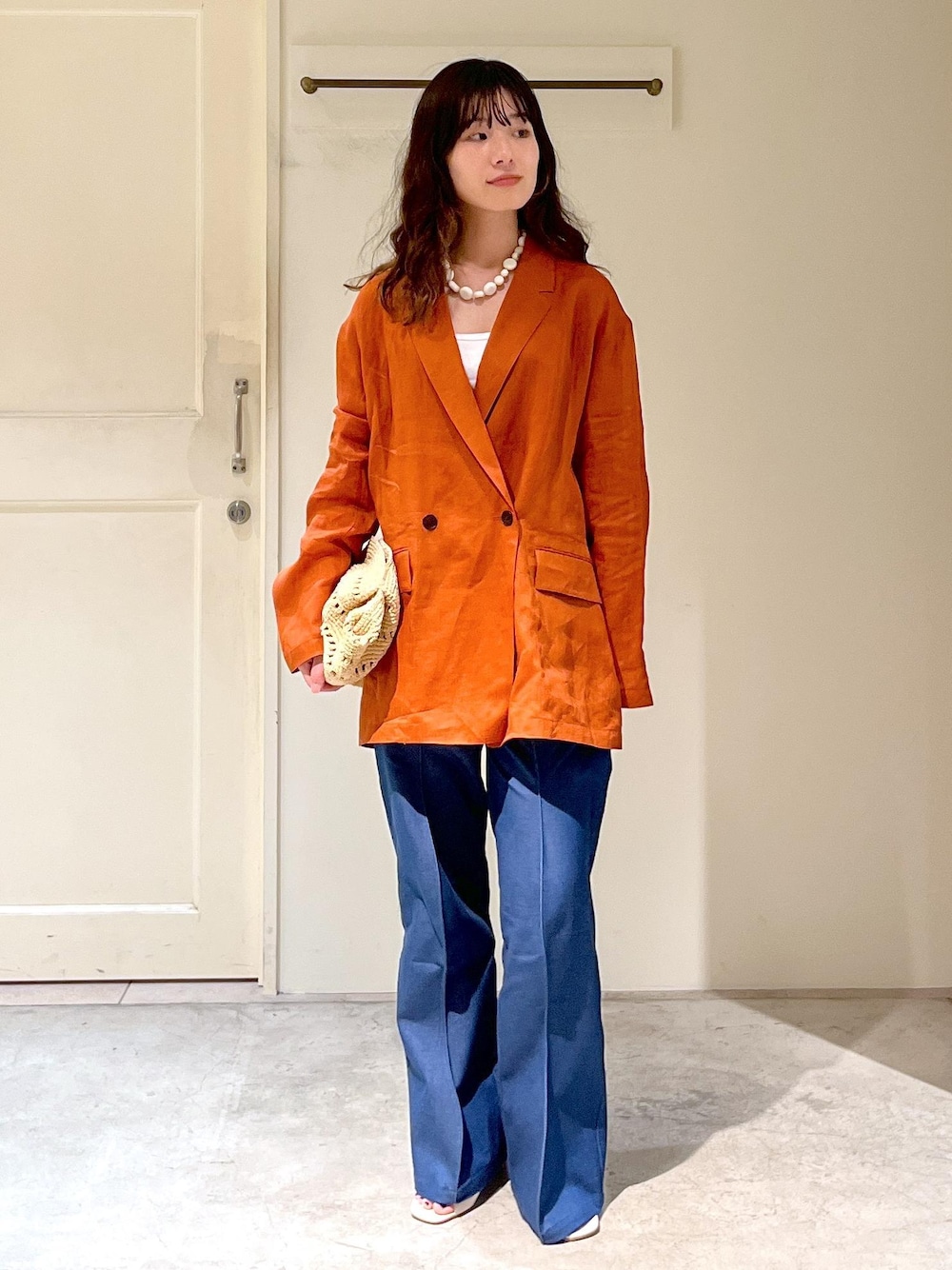 「羽織、テラコッタ、ホワイト、VELVETY INDIGO BLUE BLACK、CATERPILLAR 2 PT、デニム、レザー、MAISON N.H PARIS、CONSTANCE、Sapir Bachar、CARVED CORAL NECKLACE、春コーデ、初夏コーデ、夏コーデ、デートコーデ」｜「SALON adam et rope'のプリマベールファームリーリブタンクトップ［UVケア・洗える］（タンクトップ、ホワイト系）」を使った、michiruさん（レディース・156cm）の春コーディネートの1枚目の写真
