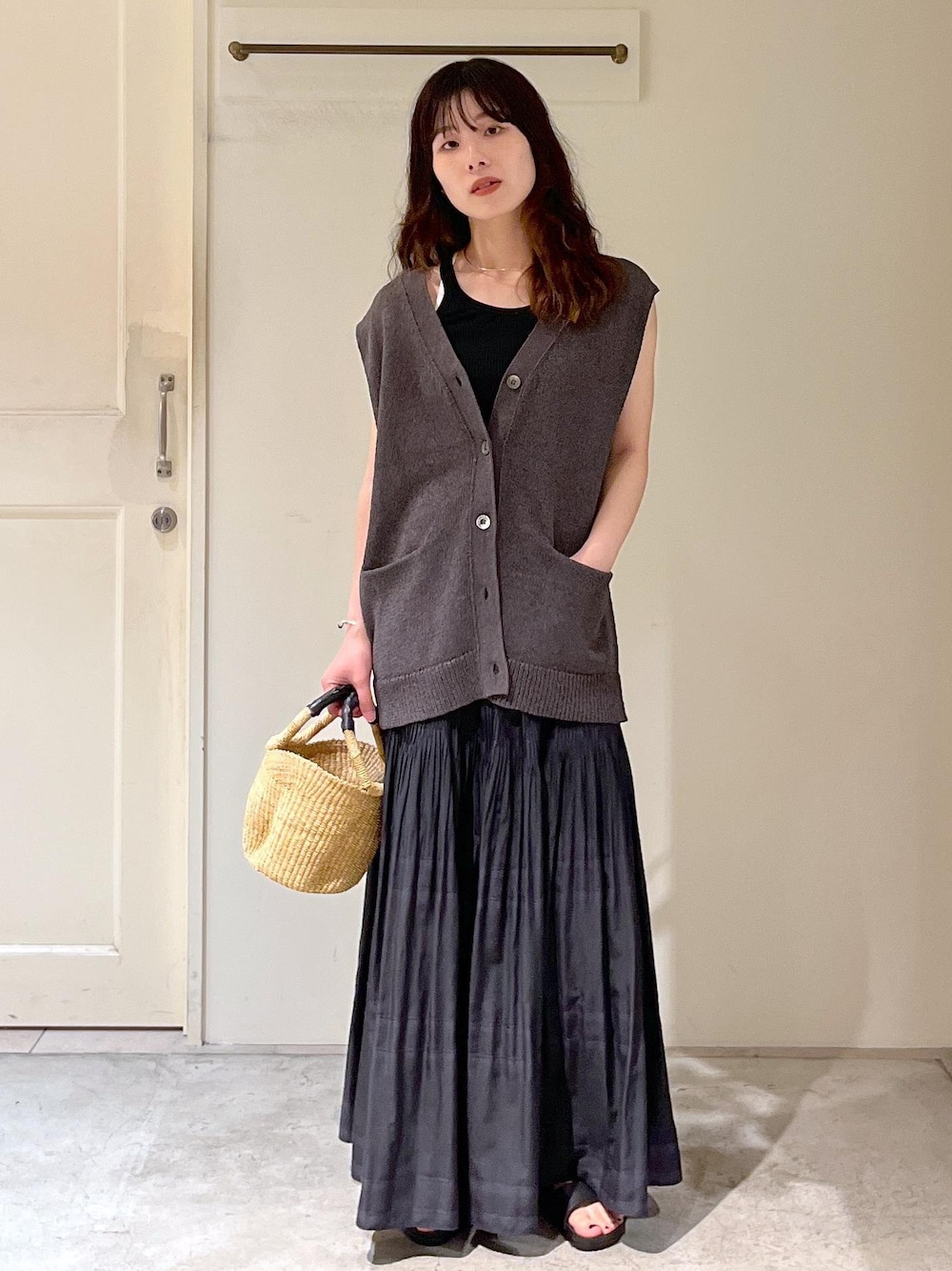 「ペーパーヤーン、和紙、チャコール、gicipi、TURCHESE、BIRKENSTOCK、Arizona Big Buckle EVA、African Square、カゴバッグ、初夏コーデ、夏コーデ、デートコーデ、お出かけコーデ、旅行コーデ、アウトドアコーデ」｜「SALON adam et rope'の【African Square（アフリカンスクエアー）】ボルガ丸底ウェーブカゴ小（トートバッグ、ホワイト系）」を使った、michiruさん（レディース・156cm）の夏コーディネートの1枚目の写真