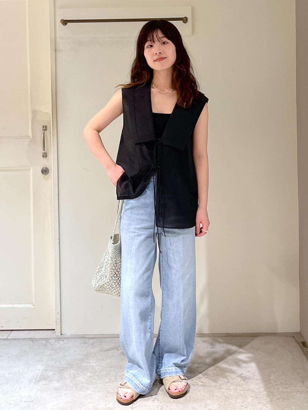 「コットンシルク、ブラック、RED CARD TOKYO、easy SLOGAN、デニム、BIRKENSTOCK、Zurich、ベージュ、BAGMATI、シルバー、初夏コーデ、夏コーデ、デートコーデ、お出かけコーデ、旅行コーデ」｜「SALON adam et rope'のプリマベールファームリーリブタンクトップ［UVケア・洗える］（タンクトップ、ブラック系）」を使った、michiruさん（レディース・156cm）の夏コーディネートの1枚目の写真