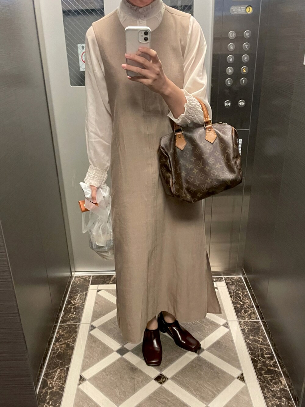 「キレイめ、大人コーデ、秋服、だから秋服が好き、秋コーデ、秋冬コーデ、休日コーデ、おしゃれさんと繋がりたい、オトナカワイイ、ロングワンピース、デート」｜「LOUIS VUITTONのアイテム（ハンドバッグ、ブラウン系）」を使った、sahoさん（レディース・162cm）の秋コーディネートの1枚目の写真