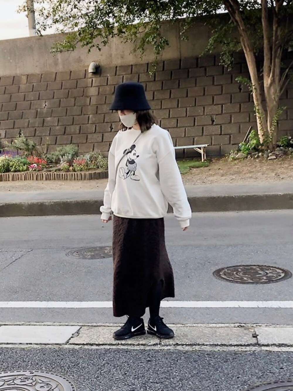「秋コーデ、オトナカジュアル、カジュアル、スニーカー、おしゃれさんと繋がりたい、休日スタイル、スカートコーデ、UNIQLO、スカート、スウェット、ディズニー、ニット、バケットハット、ニットスカート、nano・universe」｜「NANO universeのケーブルニットスカート（スカート、ブラウン系）」を使った、maruさん（レディース・162cm）の秋コーディネートの1枚目の写真