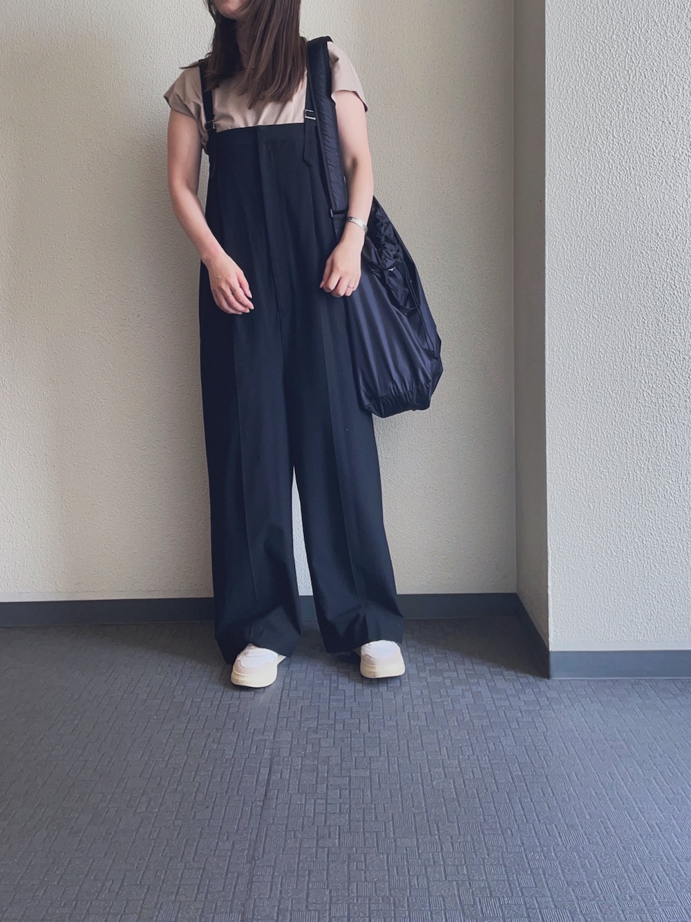 「オールインワン、サロペット、夏コーデ、オトナカワイイ、オトナ女子、おしゃれさんと繋がりたい」｜「IENAのラウンドテールプルオーバー◆（Tシャツ/カットソー、ベージュ系）」を使った、keicoさん（レディース・156cm）の夏コーディネートの1枚目の写真