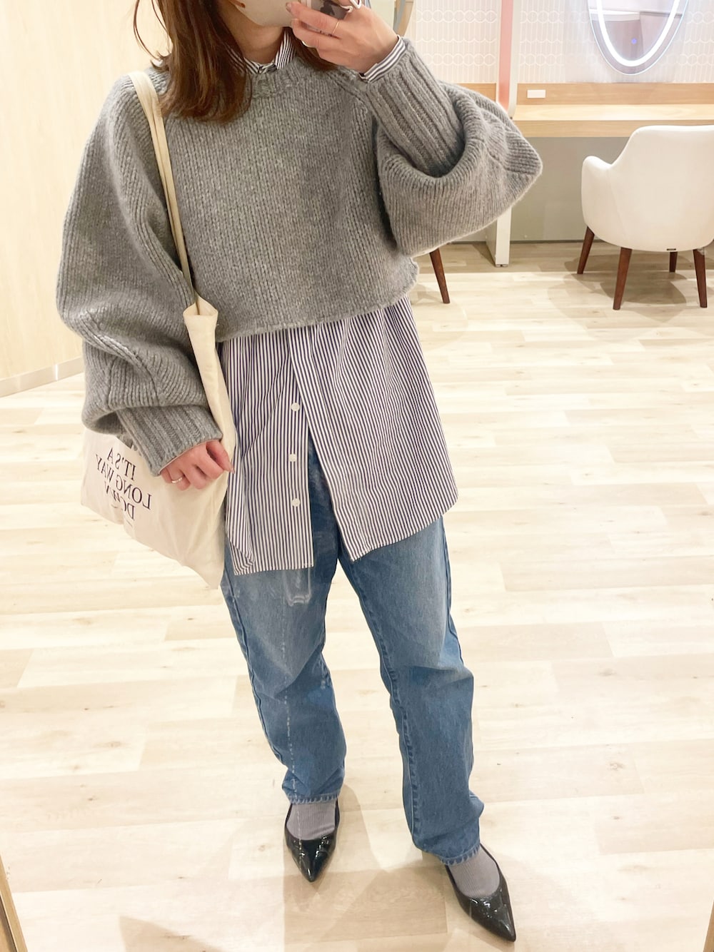 「お出かけコーデ、冬コーデ、レイヤードスタイル、レイヤード、デニム、ダメージデニム、オトナカワイイ、低身長コーデ、ボリューム袖、パンツコーデ、ショート丈トップス、ショート丈ニット」｜「Spick & Spanのボリュームスリーブショート丈ニット（ニット/セーター、グレー系）」を使った、keicoさん（レディース・156cm）の冬コーディネートの1枚目の写真