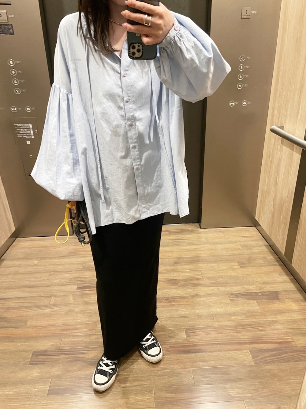 「シャツコーデ、ペンシルスカート、春服、春服コーデ、大人カジュアル、カジュアルコーデ、おしゃれさんと繋がりたい」｜「DouDouの2WAY袖ボリュームブラウス（シャツ/ブラウス、ブルー系）」を使った、keicoさん（レディース・156cm）の春コーディネートの1枚目の写真
