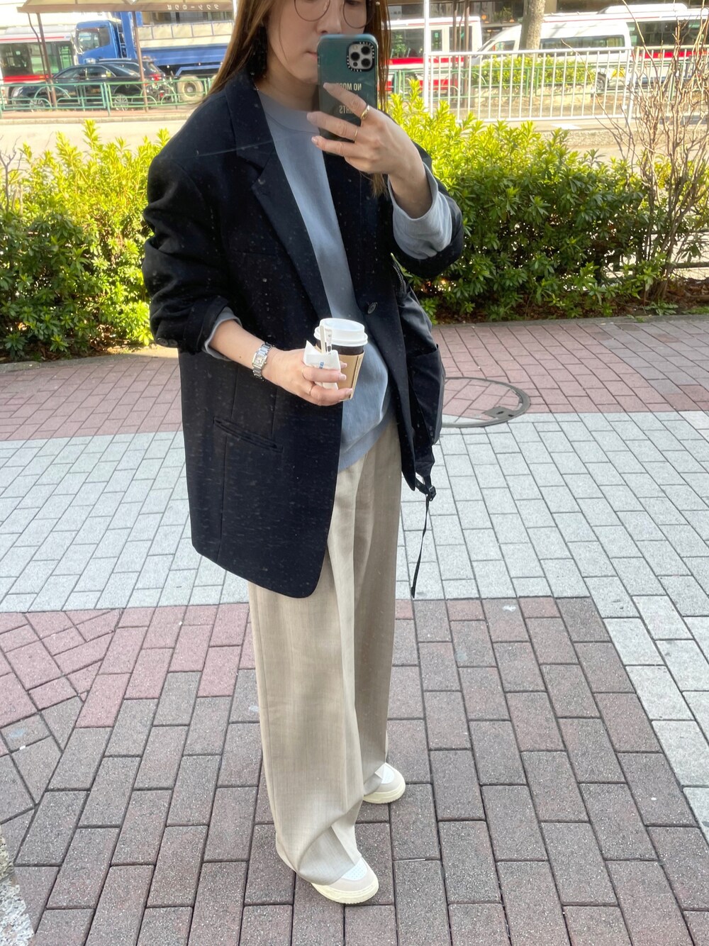「春服コーデ、カジュアルコーデ、大人カジュアル、ジャケットスタイル、ジャケットコーデ、スウェット、おしゃれさんと繋がりたい、大人女子」｜「STUDIOUSの【STUDIOUS/ステュディオス】オーバーサイズテーラードジャケット（テーラードジャケット、ブラック系）」を使った、keicoさん（レディース・156cm）の春コーディネートの1枚目の写真