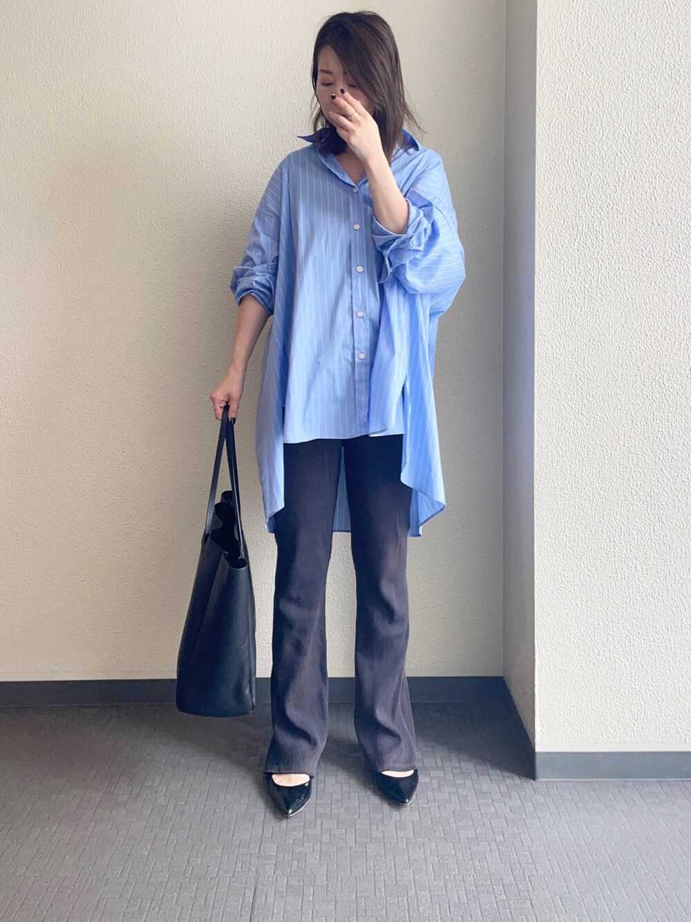 「カジュアルコーデ、シャツコーデ、おしゃれさんと繋がりたい、大人カジュアル、リラックススタイル」｜「plageの【CALUX/キャラクス】NEW RIB パンツ3◆（その他パンツ、ブラック系）」を使った、keicoさん（レディース・156cm）の春コーディネートの1枚目の写真