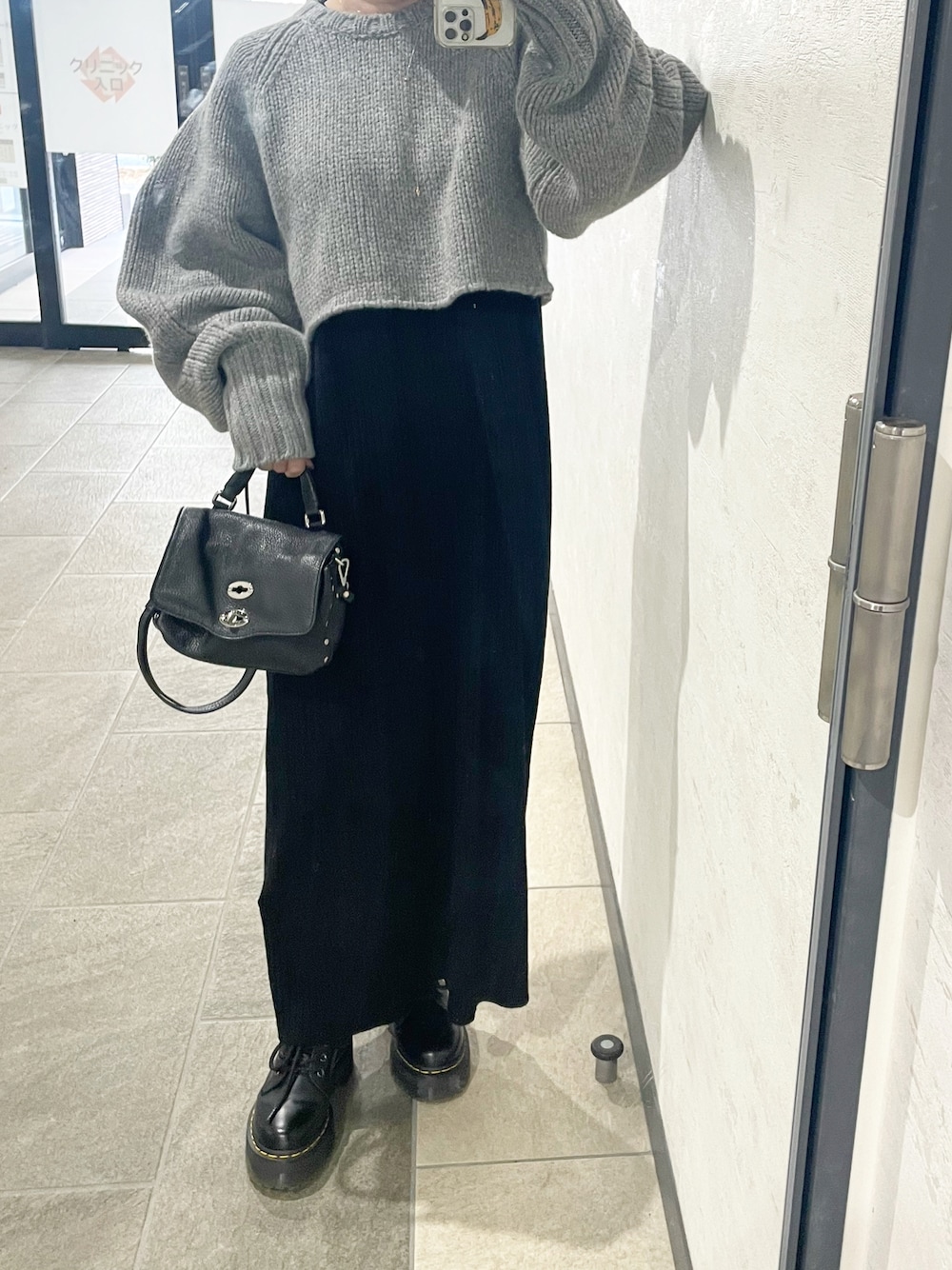 「Spick & Span(Spick & Span)、レイヤードスタイル、レイヤード、ドクターマーチン、ドクターマーチン8ホール、カジュアルコーデ、オトナ女子、低身長コーデ、ボリューム袖、着回しコーデ」｜「Spick & Spanのボリュームスリーブショート丈ニット（ニット/セーター、グレー系）」を使った、keicoさん（レディース・156cm）の冬コーディネートの1枚目の写真