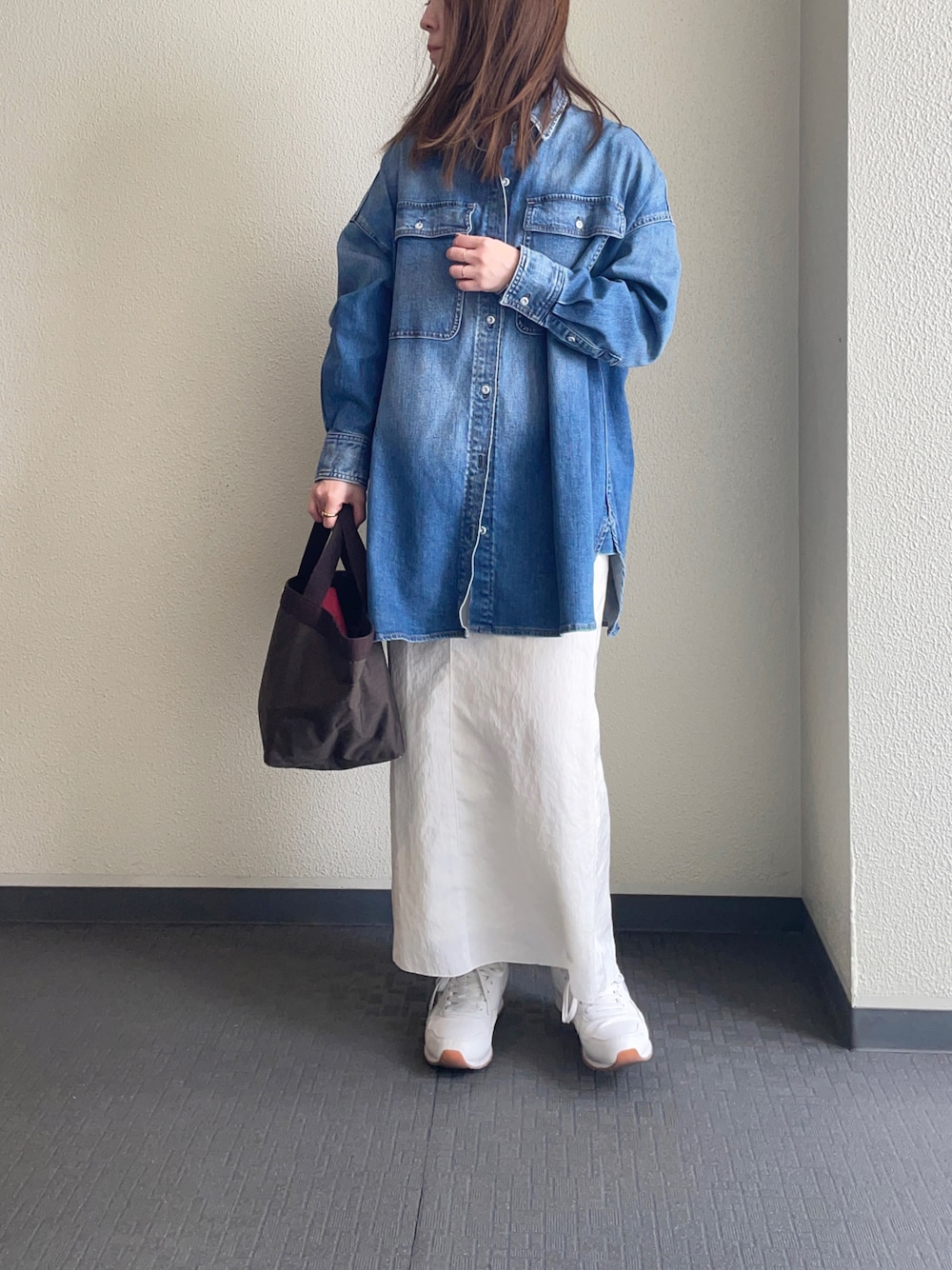 「Healthy DENIM、デニムシャツ、きまわしコーデ、白スカート、春服コーデ、大人カジュアル、カジュアルコーデ、おしゃれさんと繋がりたい」｜「Healthy denimの【HEALTHY DENIM】Almond（シャツ/ブラウス、ブルー系）」を使った、keicoさん（レディース・156cm）の春コーディネートの1枚目の写真