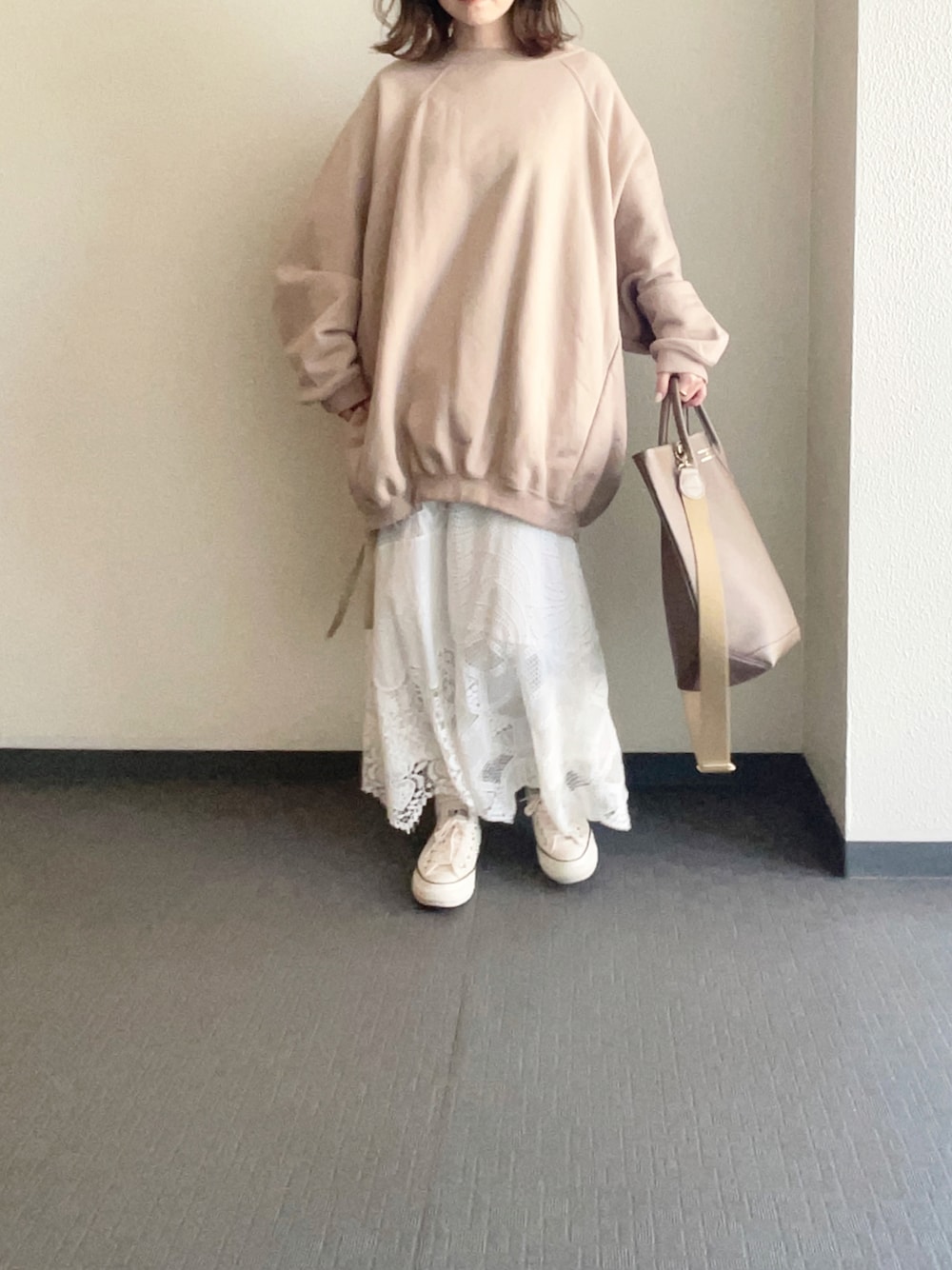 「春服、カジュアルコーデ、レーススカート、低身長コーデ、ゆるコーデ、おしゃれさんと繋がりたい、淡色コーデ、スウェット、スニーカーコーデ、コンバース」｜「ENCHANTEMENTのアイテム（スウェット、ベージュ系）」を使った、keicoさん（レディース・156cm）の冬コーディネートの1枚目の写真