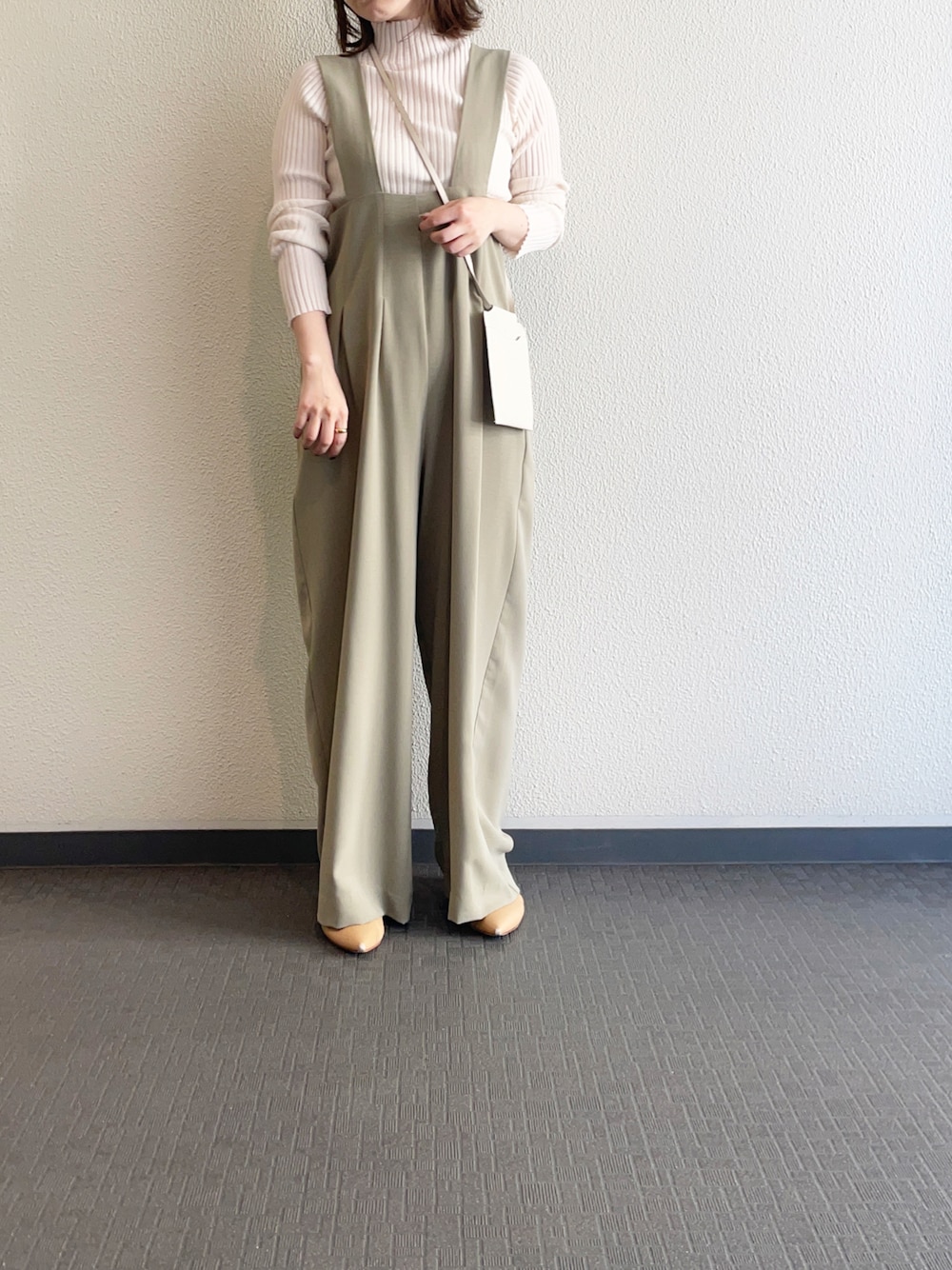 「秋冬コーデ、オトナカジュアル、秋服、低身長コーデ、サロペット、オールインワン、CLANE、おしゃれさんと繋がりたい、キレイめ」｜「CLANEのアイテム（サロペット/オーバーオール、グリーン系）」を使った、keicoさん（レディース・156cm）の秋コーディネートの1枚目の写真