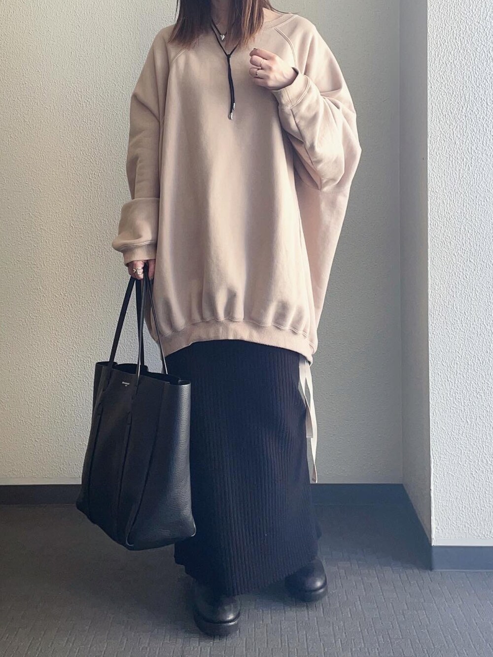 「オーバーサイズ、スウェット、チョーカー、チョーカーネックレス、カジュアルコーデ、オトナカジュアル、おしゃれさんと繋がりたい、低身長コーデ」｜「ENCHANTEMENTのアイテム（スウェット、ベージュ系）」を使った、keicoさん（レディース・156cm）の冬コーディネートの1枚目の写真