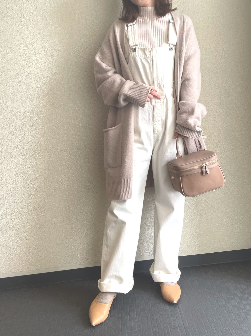 「大人コーデ、オトナカジュアル、おしゃれさんと繋がりたい、春色、低身長コーデ、プチプラコーデ、オーバーオール、ワントーンコーデ、淡色コーデ、ホワイトコーデ、カーディガン、カジュアルコーデ」｜「FRAMeWORKのデニムオーバーオール5◆（サロペット/オーバーオール、ホワイト系）」を使った、keicoさん（レディース・156cm）の冬コーディネートの1枚目の写真
