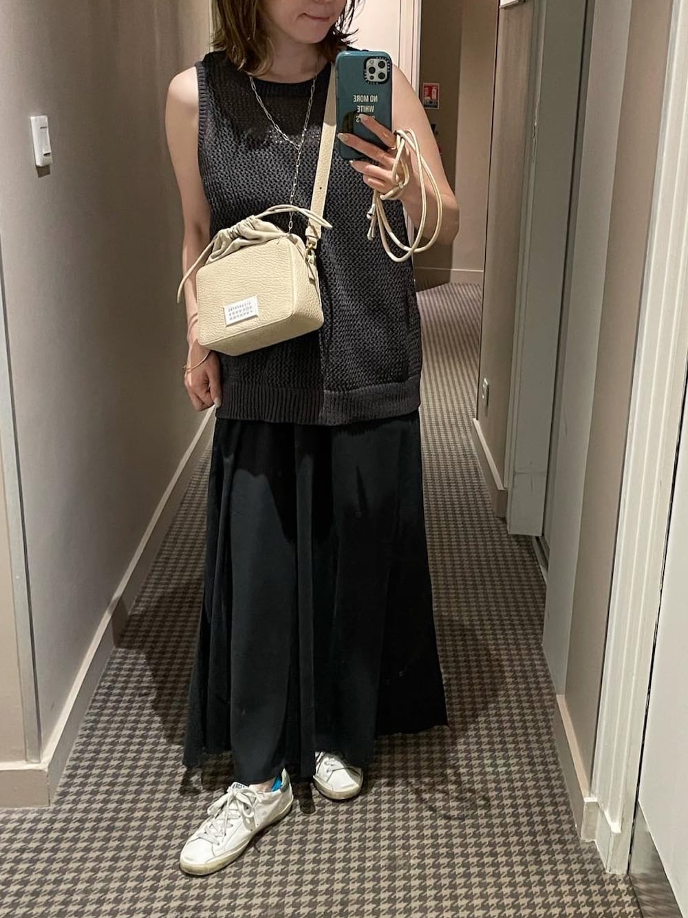「マルジェラ、ゴールデングース、ブラックコーデ、旅行コーデ、おしゃれさんと繋がりたい、低身長コーデ、モノトーンコーデ」｜「GOLDEN GOOSEのアイテム（スニーカー、ホワイト系）」を使った、keicoさん（レディース・156cm）の秋コーディネートの1枚目の写真