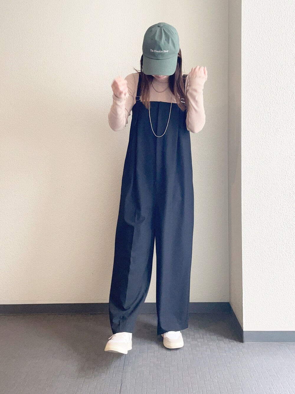 ブラック系のつなぎ/オールインワン、ベージュ系のTシャツ/カットソー、ベージュ系のスニーカーを着用したレディースの春コーディネートの1枚目の写真