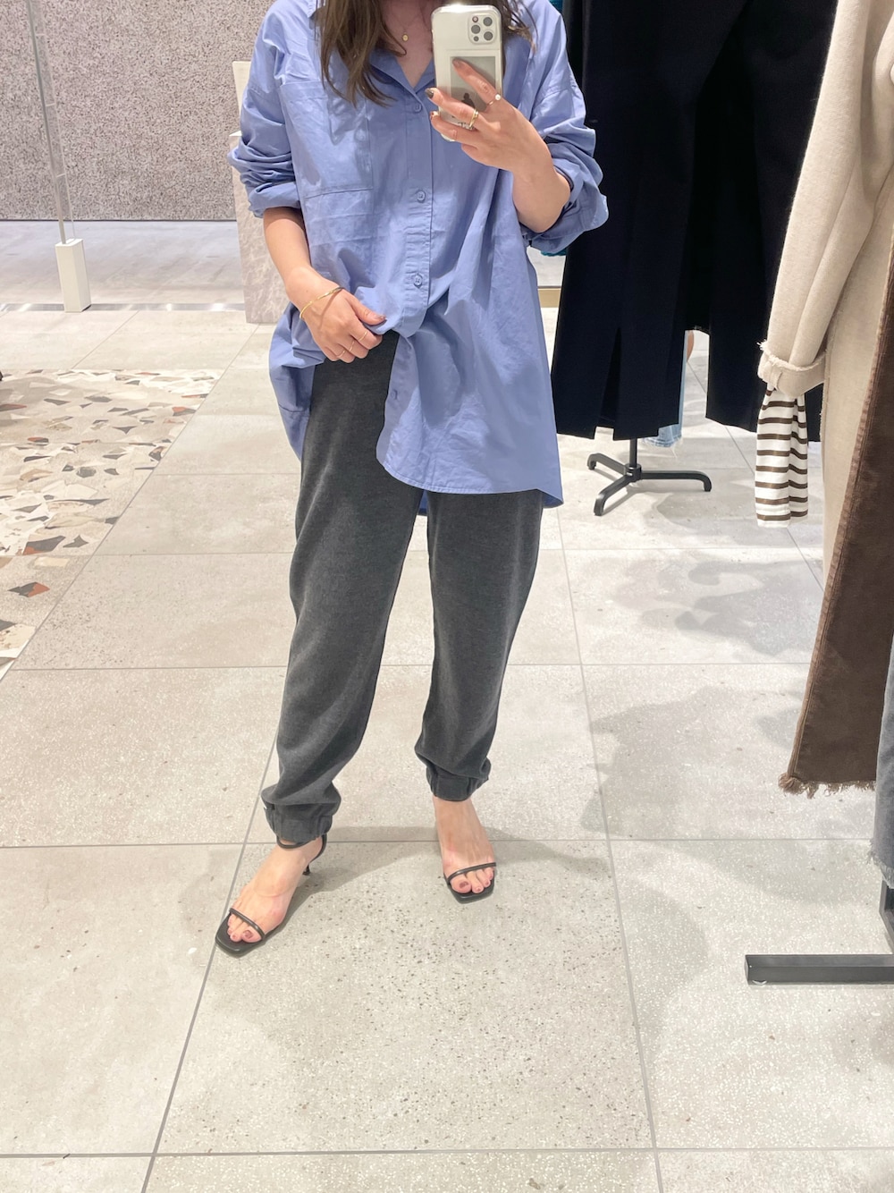 「シンプルコーデ、シャツスタイル、シャツコーデ、ジョガーパンツ、パンツスタイル、おしゃれさんと繋がりたい、低身長女子、初秋コーデ、きれいめコーディネート、秋服準備はじめました」｜「DISCOATのビッグカラーシャツ《WEB限定カラーあり》（シャツ/ブラウス、ブルー系）」を使った、keicoさん（レディース・156cm）の秋コーディネートの1枚目の写真