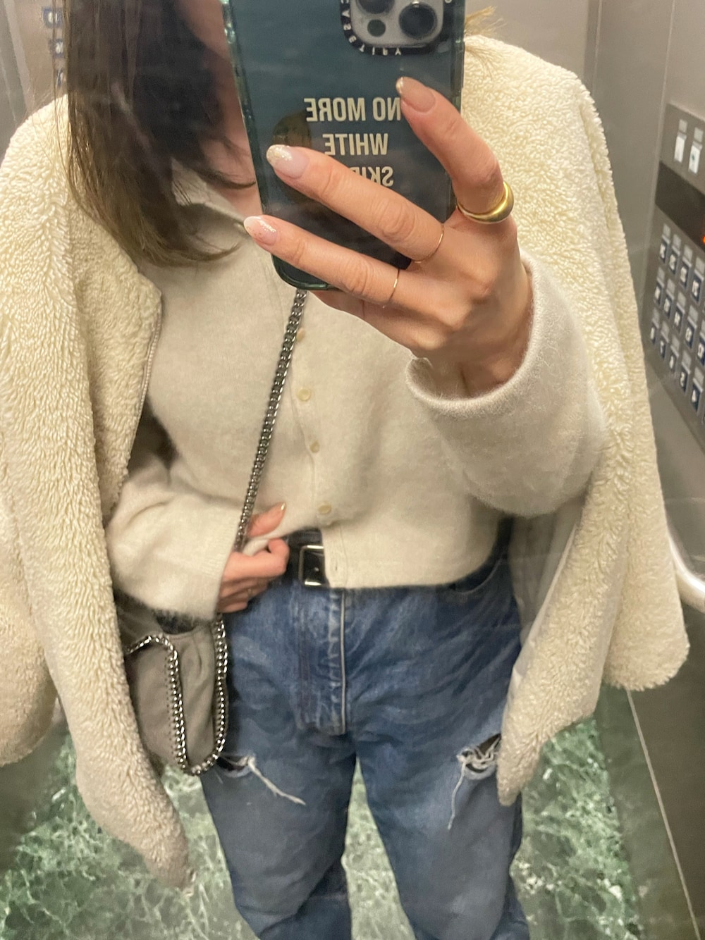 「カジュアルコーデ、オトナカジュアル、シンプルスタイル、おしゃれさんと繋がりたい、デニム、もこもこ、ふわふわ、ラクチンコーデ、大人かわいい」｜「GALLARDAGALANTEのルーズデニムパンツ（デニムパンツ、ブルー系）」を使った、keicoさん（レディース・156cm）の冬コーディネートの1枚目の写真