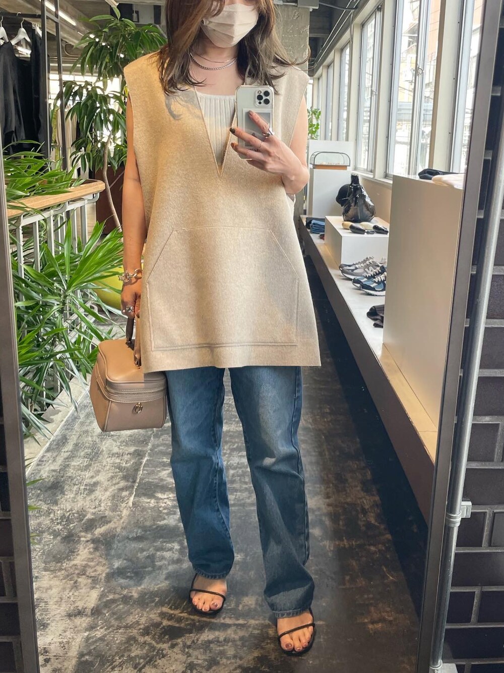 「秋服準備はじめました、大人女子、シンプルコーデ、パンツスタイル、デニムパンツ、ダメージデニムパンツ、カジュアルコーデ、ベスト、ウールベスト、ベストコーデ、低身長女子、おしゃれさんと繋がりたい、初秋コーデ、秋、きれいめコーディネート」｜「GALLARDAGALANTEのルーズデニムパンツ（デニムパンツ、ブルー系）」を使った、keicoさん（レディース・156cm）の秋コーディネートの1枚目の写真