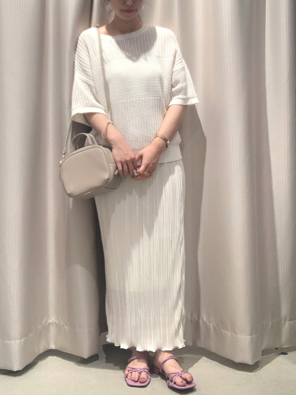 「ニット、プリーツスカート、春夏コーデ、夏コーデ、トングサンダル、おしゃれさんと繋がりたい」｜「AMERICAN HOLICのナローコードトングサンダル（サンダル、パープル系）」を使った、ちぃさん（レディース・160cm）の春コーディネートの1枚目の写真