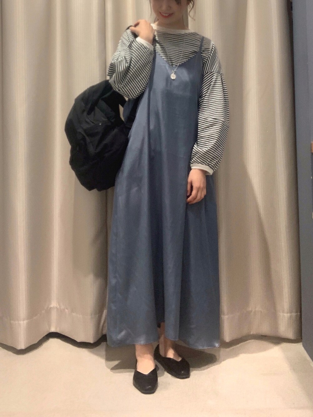 「春服、ゆるコーデ、アメリカンホリック、プチプラ、おしゃれさんと繋がりたい」｜「AMERICAN HOLICのVネックサテンキャミワンピース（ワンピース、ブルー系）」を使った、ちぃさん（レディース・160cm）の冬コーディネートの1枚目の写真