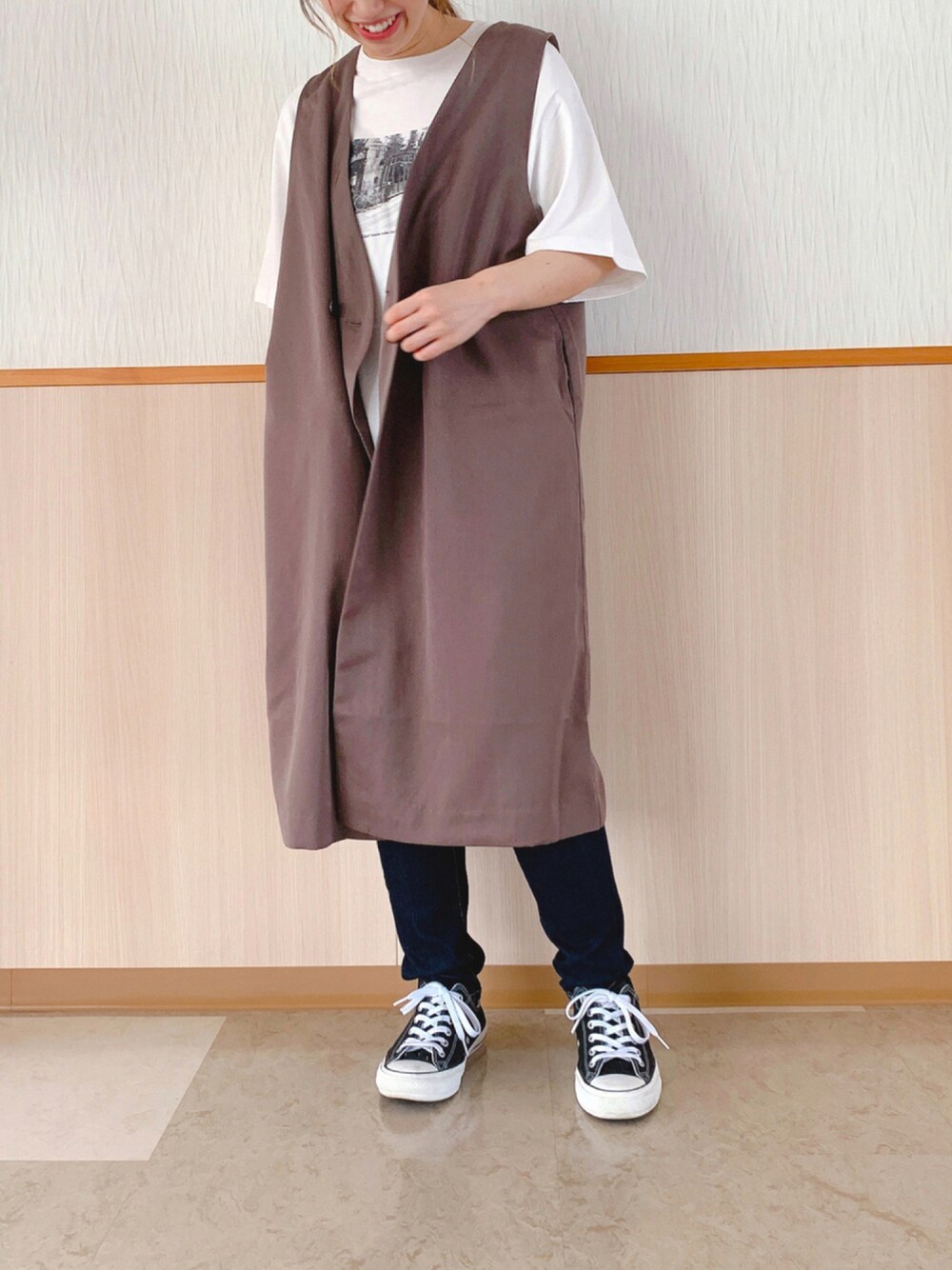 「秋のコーデ、ベスト、ブラウン、デニムパンツ、おしゃれさんと繋がりたい、アメリカンホリック」｜「AMERICAN HOLICのジレベスト（ベスト、ブラウン系）」を使った、ちぃさん（レディース・160cm）の秋コーディネートの1枚目の写真