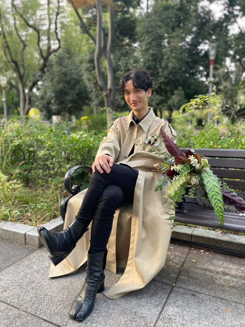 「ブーツ、冬コーデ、大人カジュアル、キレイめ、コートスタイル、スキニーデニム、Maison Margiela、Alexander Wang、シンプルコーデ」｜「Maison MargielaのMaison Margiela タビアンクルシューズ（ブーツ、ブラック系）」を使った、桜井 雅斗(吉本新喜劇/FM大阪DJ)さん（メンズ・175cm）の秋コーディネートの1枚目の写真