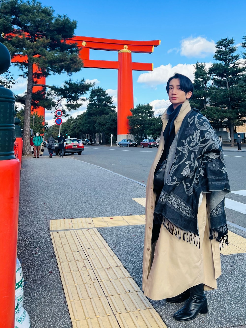 ベージュ系のジャケット/アウター、ブラック系のブーツを着用したメンズの冬コーディネートの1枚目の写真