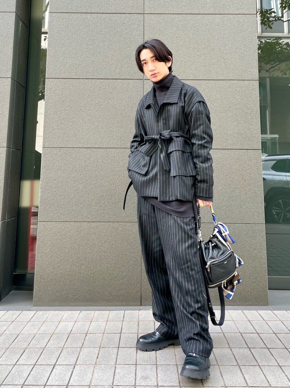 ブラック系のジャケット/アウター、ブラック系のパンツ、ブラック系のバッグを着用したメンズの冬コーディネートの1枚目の写真