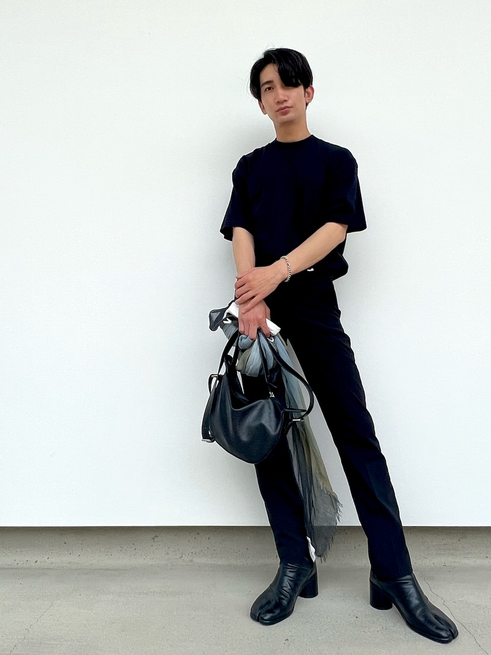「ミニバッグ、夏コーデ、初夏コーデ、シンプルコーデ、モノトーンコーデ、ブラック、黒、マルジェラ、Maison Margiela、Hanes、プチプラコーデ」｜「HANESのアイテム（Tシャツ/カットソー、ブラック系）」を使った、桜井 雅斗(吉本新喜劇/FM大阪DJ)さん（メンズ・175cm）の春コーディネートの1枚目の写真