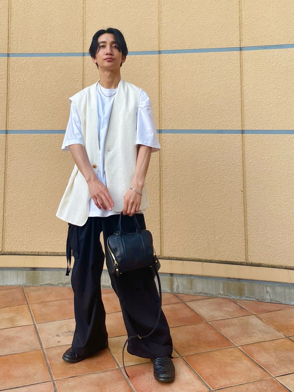 「休日スタイル、Tシャツ/カットソー、メンズコーデ、Maison Margiela、Hanes、cornelian taurus」｜「cornelian taurus by daisuke iwanagaのアイテム（ショルダーバッグ、ブラック系）」を使った、桜井 雅斗(吉本新喜劇/FM大阪DJ)さん（メンズ・175cm）の夏コーディネートの1枚目の写真