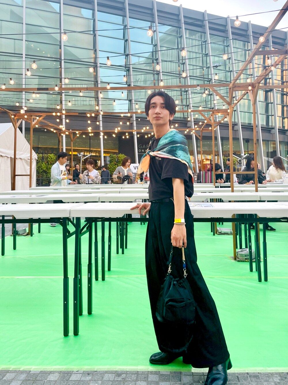 「秋っぽコーデ更新中、メンズファッション、オトナカジュアル、きれいめカジュアル、おでかけコーデ、大人カジュアル、キレイめ、ootd、スカーフ、Maison Margiela、ヒールブーツ、FADEN」｜「FADENのアイテム（ショルダーバッグ、ブラック系）」を使った、桜井 雅斗(吉本新喜劇/FM大阪DJ)さん（メンズ・175cm）の秋コーディネートの1枚目の写真