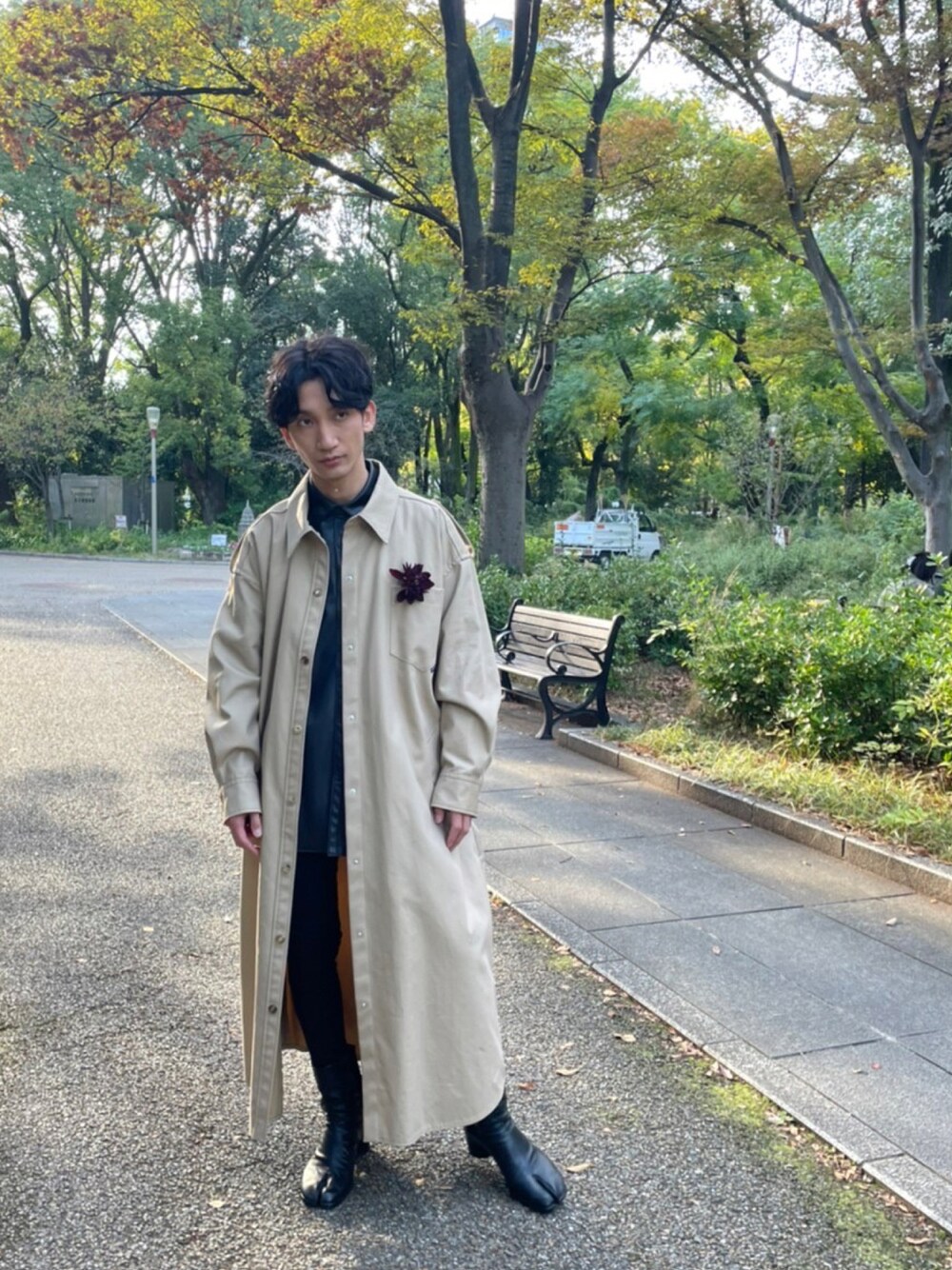 ベージュ系のジャケット/アウター、ブラック系のブーツを着用したメンズの冬コーディネートの1枚目の写真