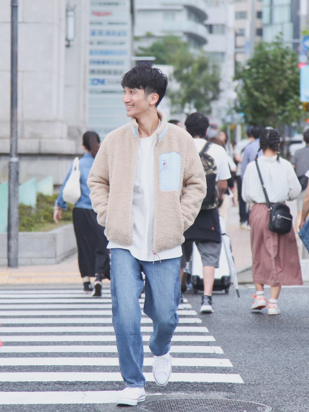 ベージュ系のその他アウター、ブルー系のデニムパンツ、ベージュ系のスニーカーを着用したメンズの冬コーディネートの1枚目の写真