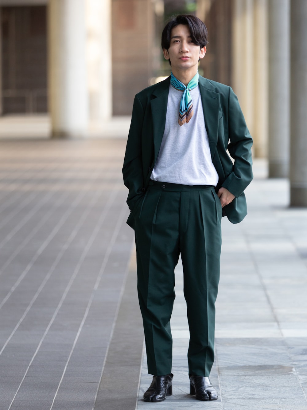 「シンプルコーデ、大人カジュアル、グリーン、緑、セットアップ、ジャケット、スカーフ、Hanes、Maison Margiela、nano・universe」｜「Maison MargielaのMaison Margiela タビアンクルシューズ（ブーツ、ブラック系）」を使った、桜井 雅斗(吉本新喜劇/FM大阪DJ)さん（メンズ・175cm）の夏コーディネートの1枚目の写真