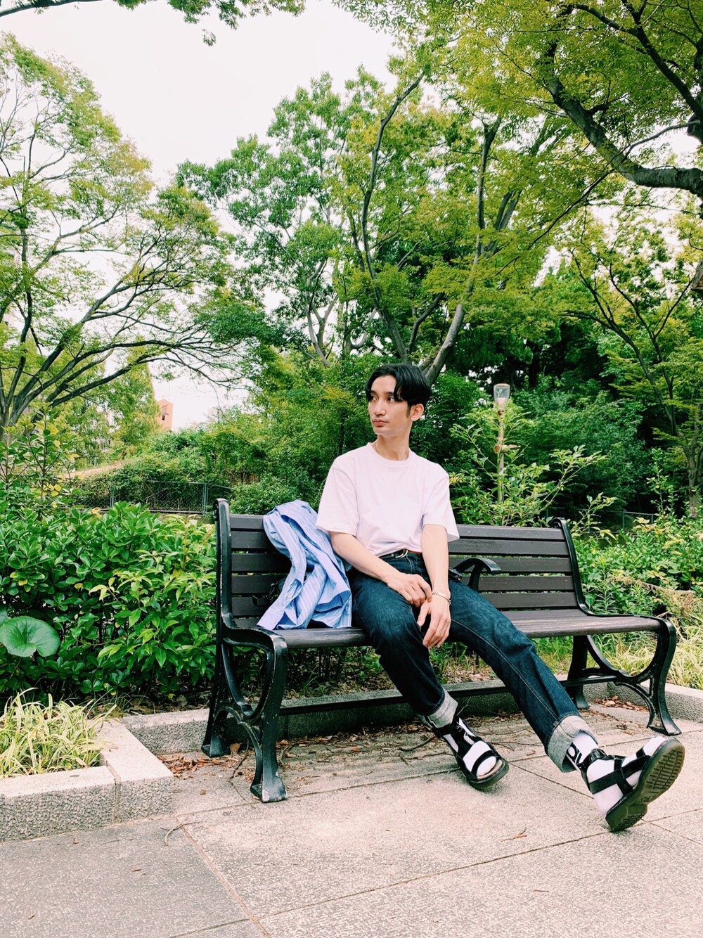 「RAF SIMONS、カジュアルコーデ、シンプルコーデ、大人カジュアル、デニムパンツ、タックイン、ホワイト、サンダル、wooyoungmi、Hanes、Hanes BEFFY-T」｜「HANESのHanes HM1-R103 BEEFY ヘビーウェイト ショートスリーブ リブパックTシャツ（Tシャツ/カットソー、ホワイト系）」を使った、桜井 雅斗(吉本新喜劇/FM大阪DJ)さん（メンズ・175cm）の秋コーディネートの1枚目の写真