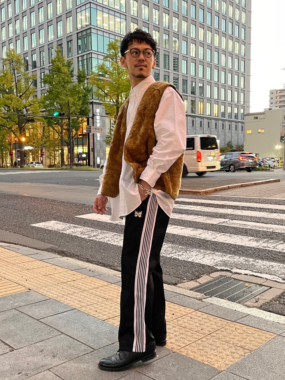 「シンプルコーデ、きれいめカジュアル、レイヤードスタイル、秋冬コーデ、ビッグシルエット、古着MIX、大人カジュアル、休日コーデ、大人コーデ、おしゃれさんと繋がりたい、ブラック、ファーベスト、メガネ男子、白シャツ、トラックパンツ」｜「Needlesのアイテム（パンツ、ブラック系）」を使った、koichanさん（メンズ・174cm）の秋コーディネートの1枚目の写真