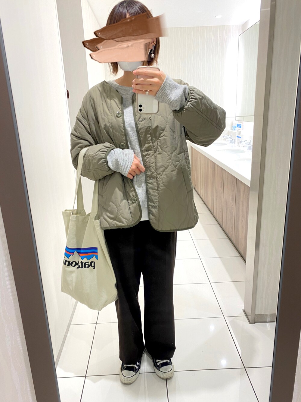 「シンプル、ootd、カジュアルコーデ、秋冬コーデ、スニーカー、スニーカーコーデ、シンプルコーデ、カジュアル、UNIQLO、patagonia」｜「UNIQLOのアイテム（パンツ、ブラウン系）」を使った、a.さん（レディース・165cm）の秋コーディネートの1枚目の写真