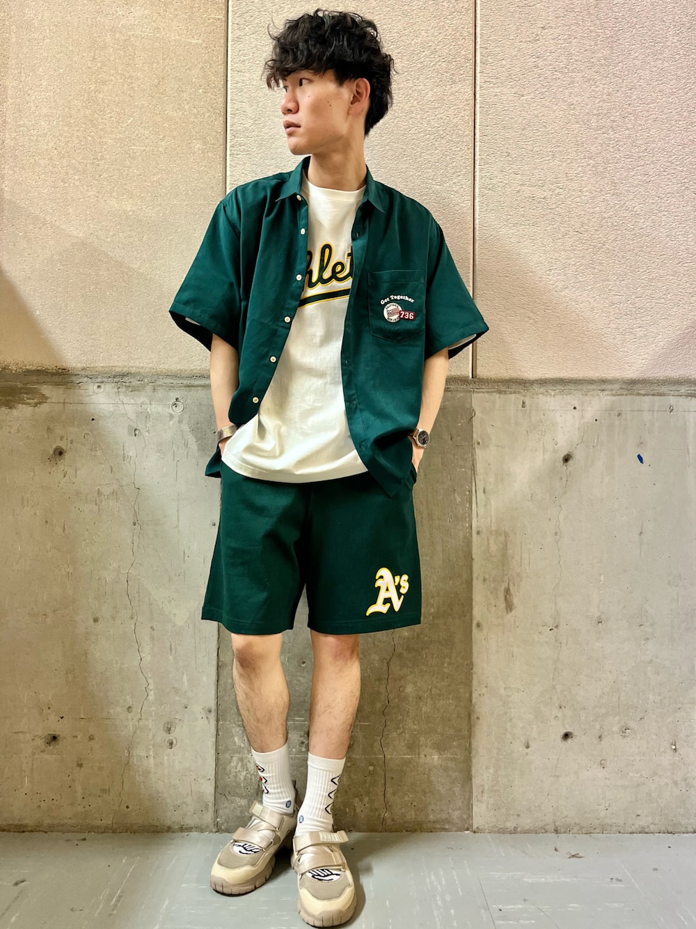 グリーン系のその他パンツ、グリーン系のシャツ/ブラウス、ホワイト系のTシャツ/カットソーを着用したメンズの夏コーディネートの1枚目の写真