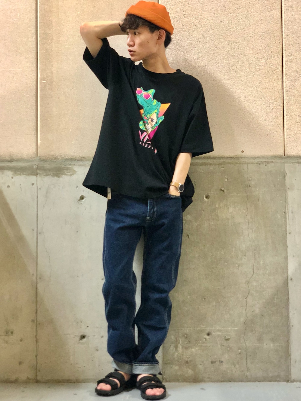 ブラック系のTシャツ/カットソー、ブルー系のデニムパンツ、ブラック系のサンダルを着用したメンズの夏コーディネートの1枚目の写真