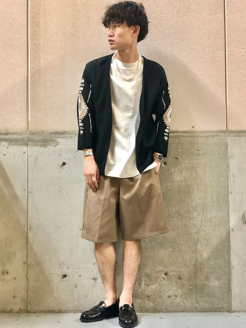 ブラック系のカーディガン/ボレロ、ホワイト系のTシャツ/カットソー、イエロー系のその他パンツを着用したメンズの夏コーディネートの1枚目の写真