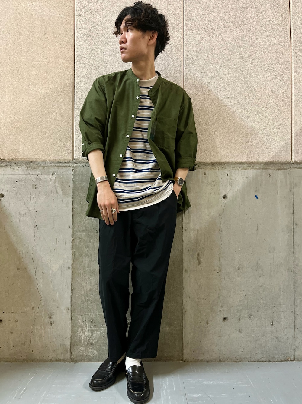 ブラック系のその他パンツ、グリーン系のシャツ/ブラウス、ベージュ系のTシャツ/カットソーを着用したメンズの夏コーディネートの1枚目の写真