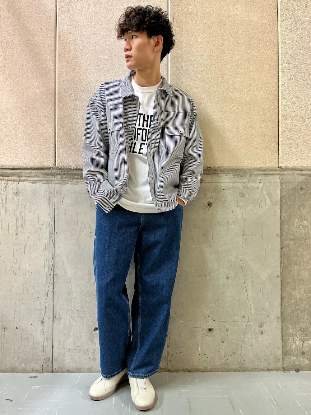 ブルー系のその他パンツ、ブルー系のデニムジャケット、ホワイト系のTシャツ/カットソーを着用したメンズの春コーディネートの1枚目の写真