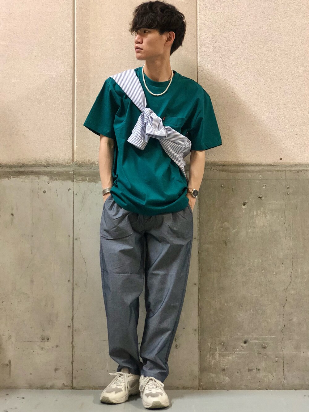 ブルー系のその他パンツ、グリーン系のTシャツ/カットソー、ホワイト系のその他トップスを着用したメンズの夏コーディネートの1枚目の写真