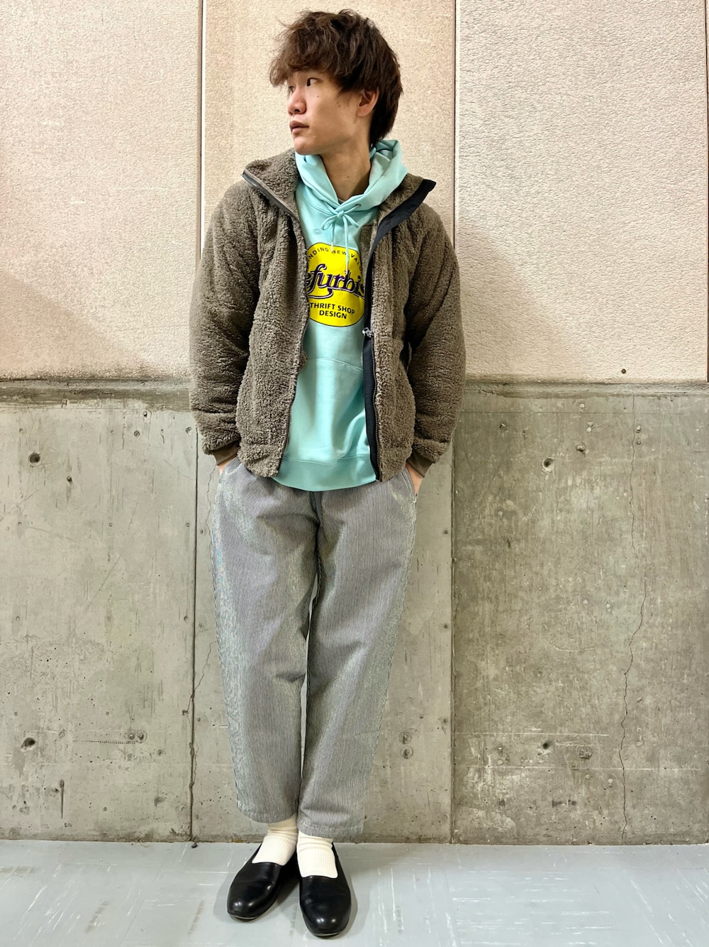 ブルー系のその他パンツ、ブラック系のサンダル、ブラウン系のブルゾンを着用したメンズの秋コーディネートの1枚目の写真