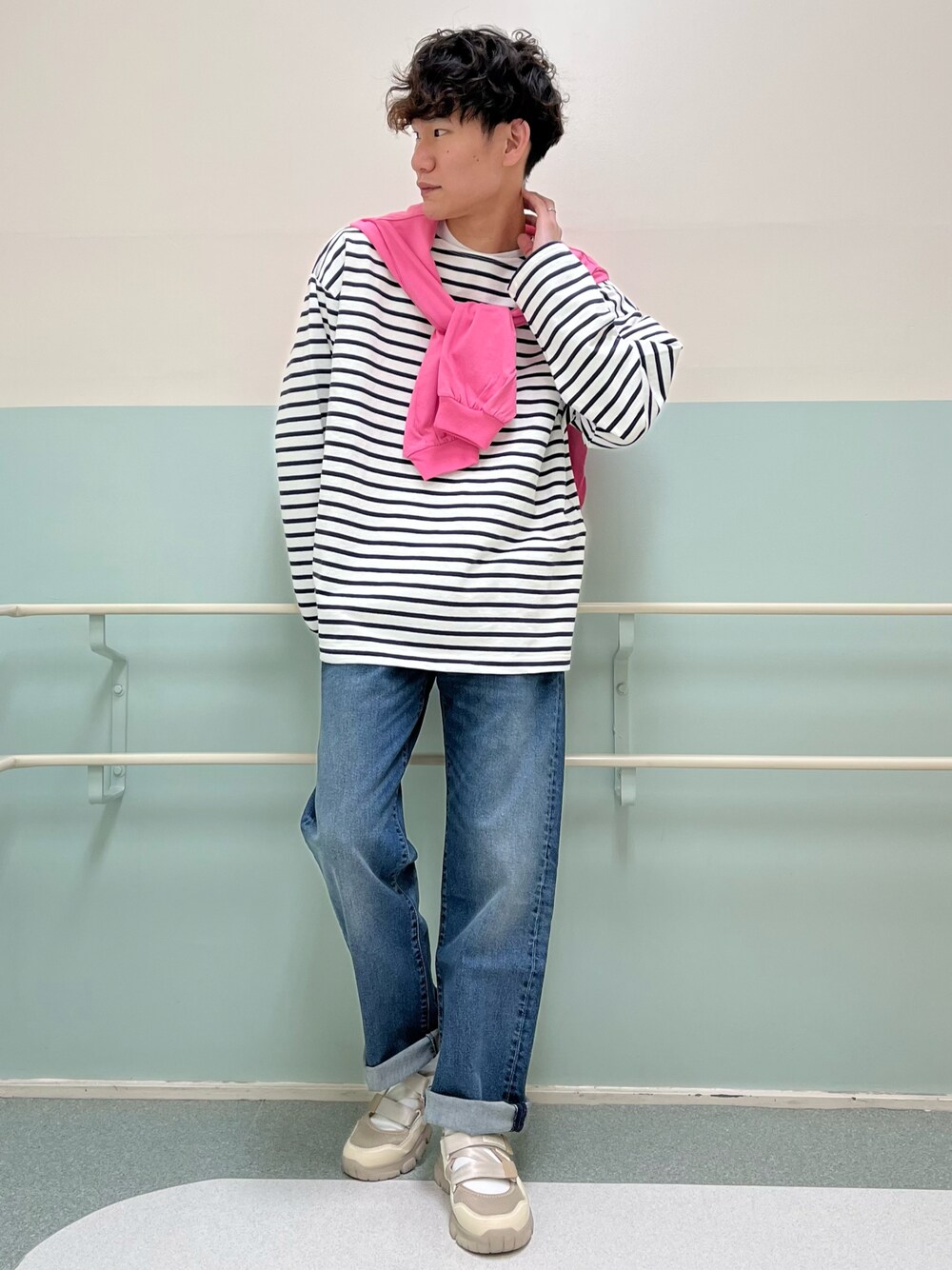 ブルー系のデニムパンツ、ホワイト系のTシャツ/カットソー、ピンク系のTシャツ/カットソーを着用したメンズの春コーディネートの1枚目の写真