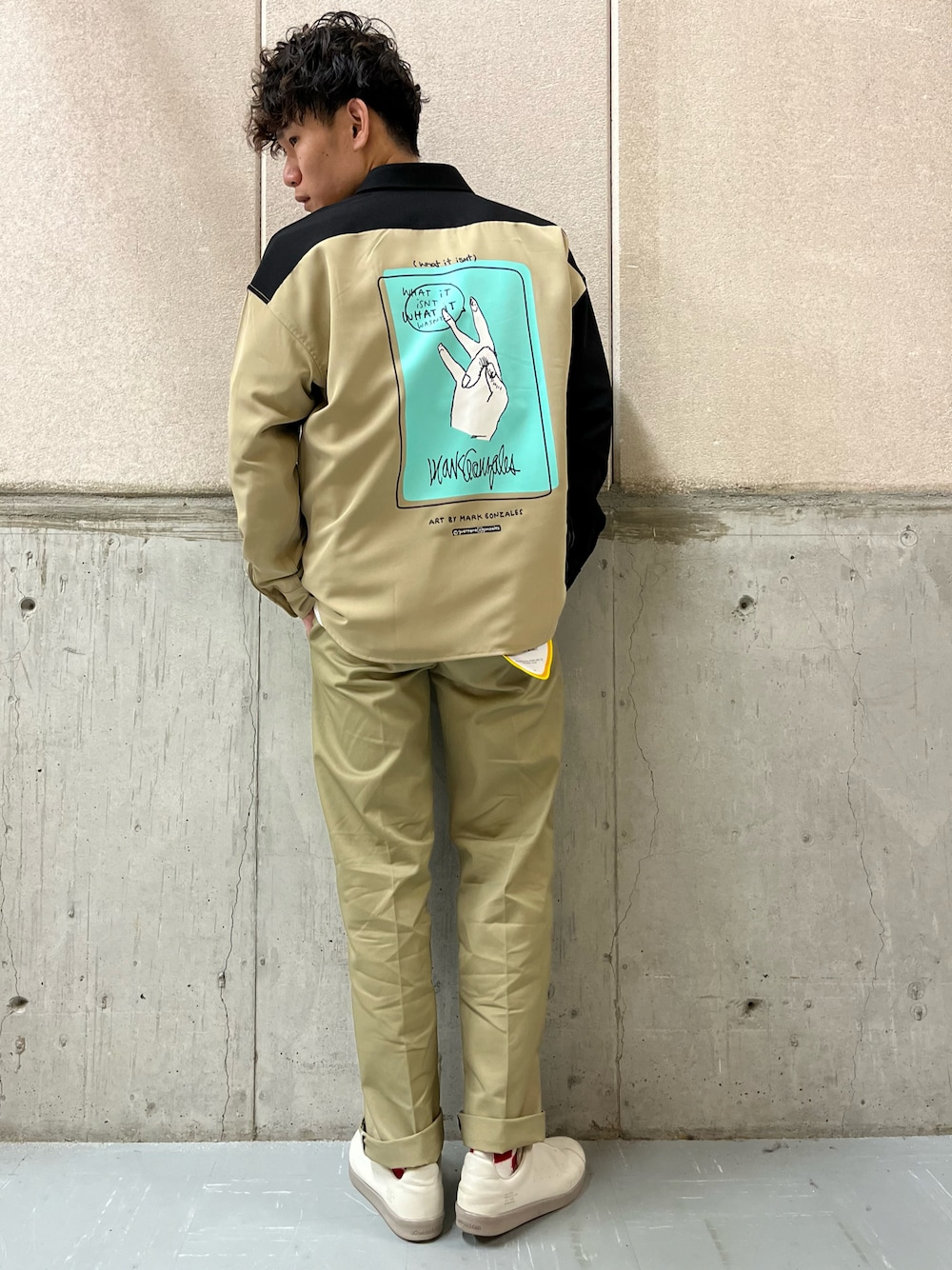 ベージュ系のチノパンツ、ベージュ系のシャツ/ブラウス、グレー系のスニーカーを着用したメンズの春コーディネートの1枚目の写真