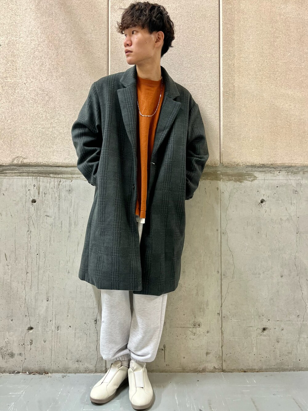 「チェスターコート、スウェットパンツ、大人カジュアル、春コーデ、ビックシルエット、ライトオン、Right-on、おしゃれさんと繋がりたい、ラフ、Moonstar、きれいめカジュアル」｜「BACK NUMBERの【BACK NUMBER】撥水チェスターコート（チェスターコート、グレー系）」を使った、てらくら【相互フォロー】さん（メンズ・178cm）の冬コーディネートの1枚目の写真