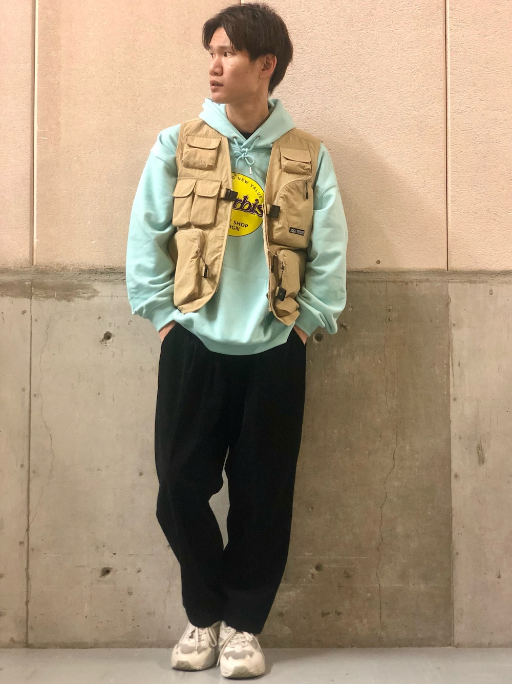 ブラック系のその他パンツ、ブルー系のパーカー、ベージュ系のベストを着用したメンズの秋コーディネートの1枚目の写真